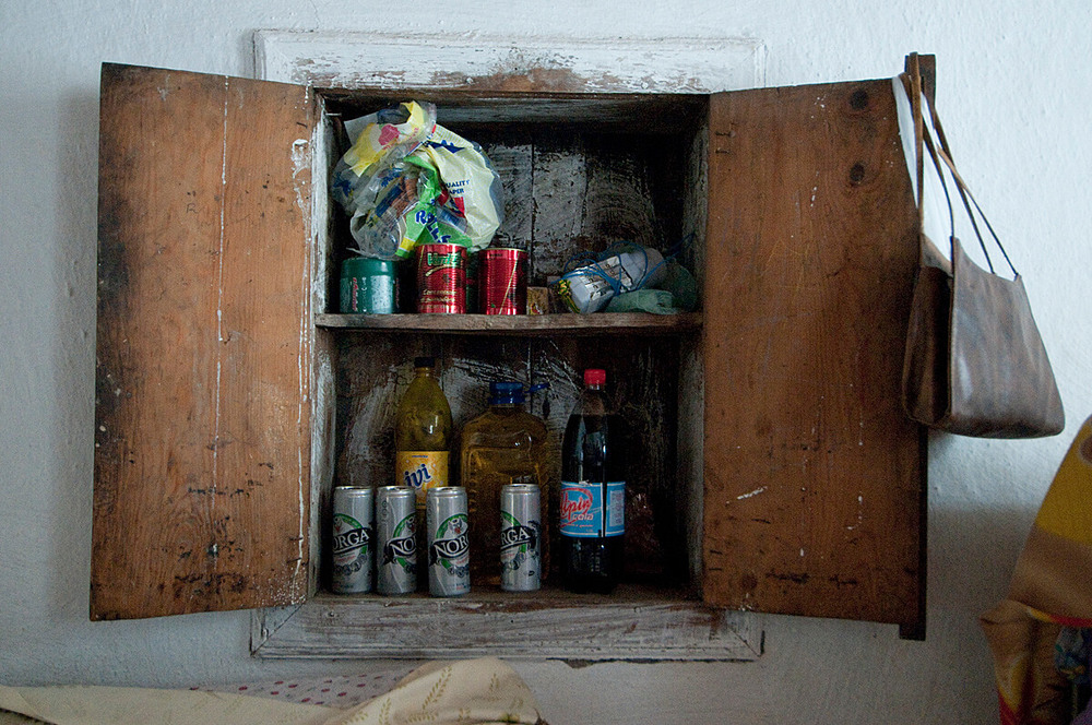 Voorraad kastje binnen in een huis in Teth,
