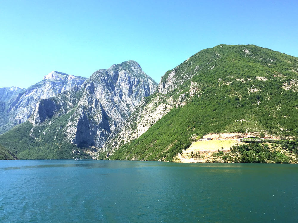 Het prachtige landschap van de route Komani-Fierze