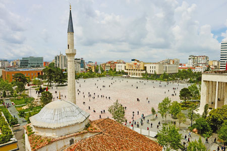 Skanderbegplein in Tirana bekeken vanuit de klokkentoren