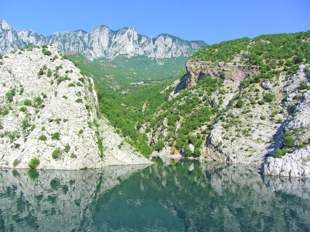 De kaarsrechte bergen van Albanië. Foto: Gerda Mulder 2011