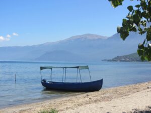 So leeg en stil kan het soms zijn bij het meer van Ohrid.