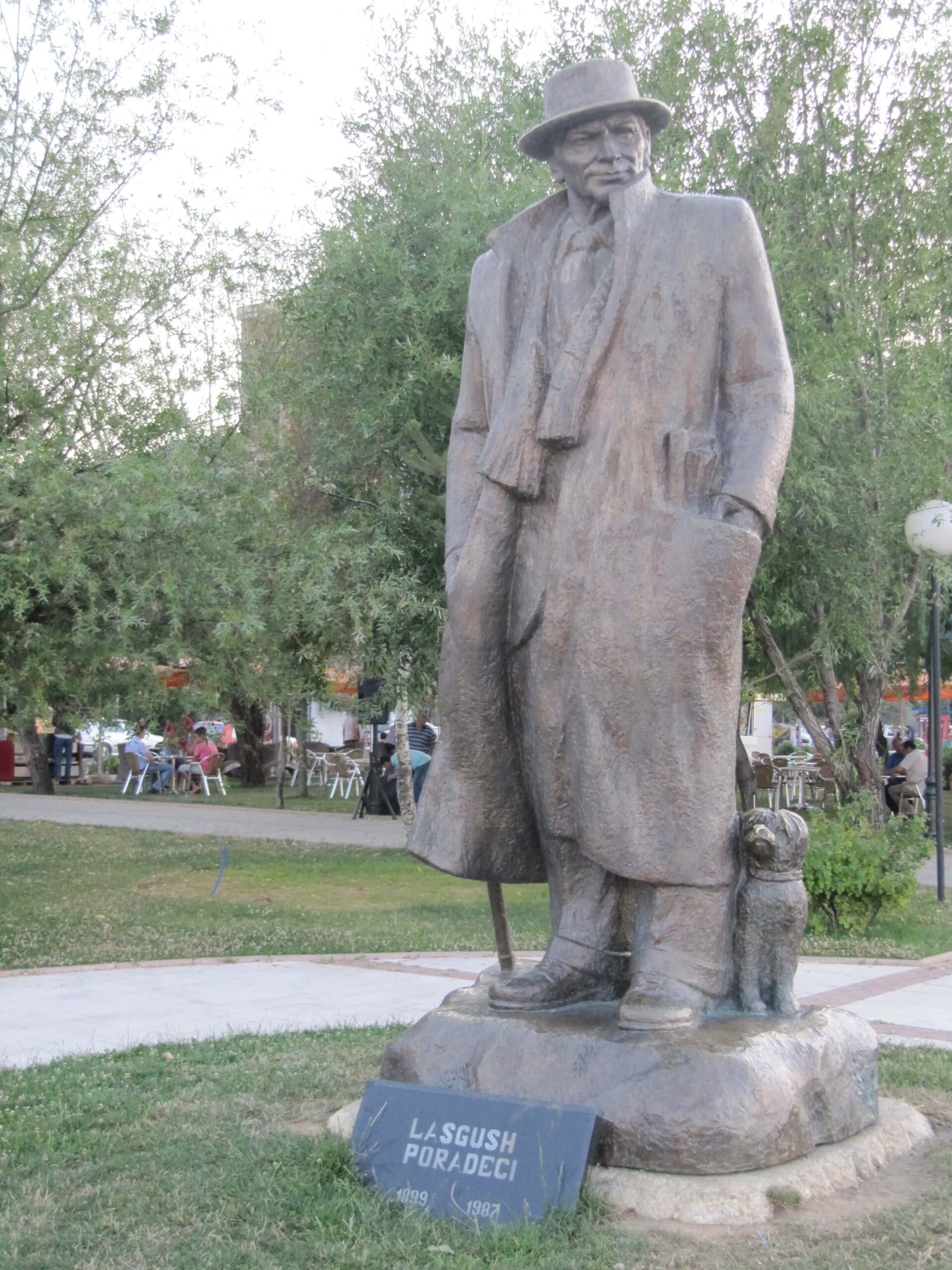 Lasgush Poradeci Standbeeld