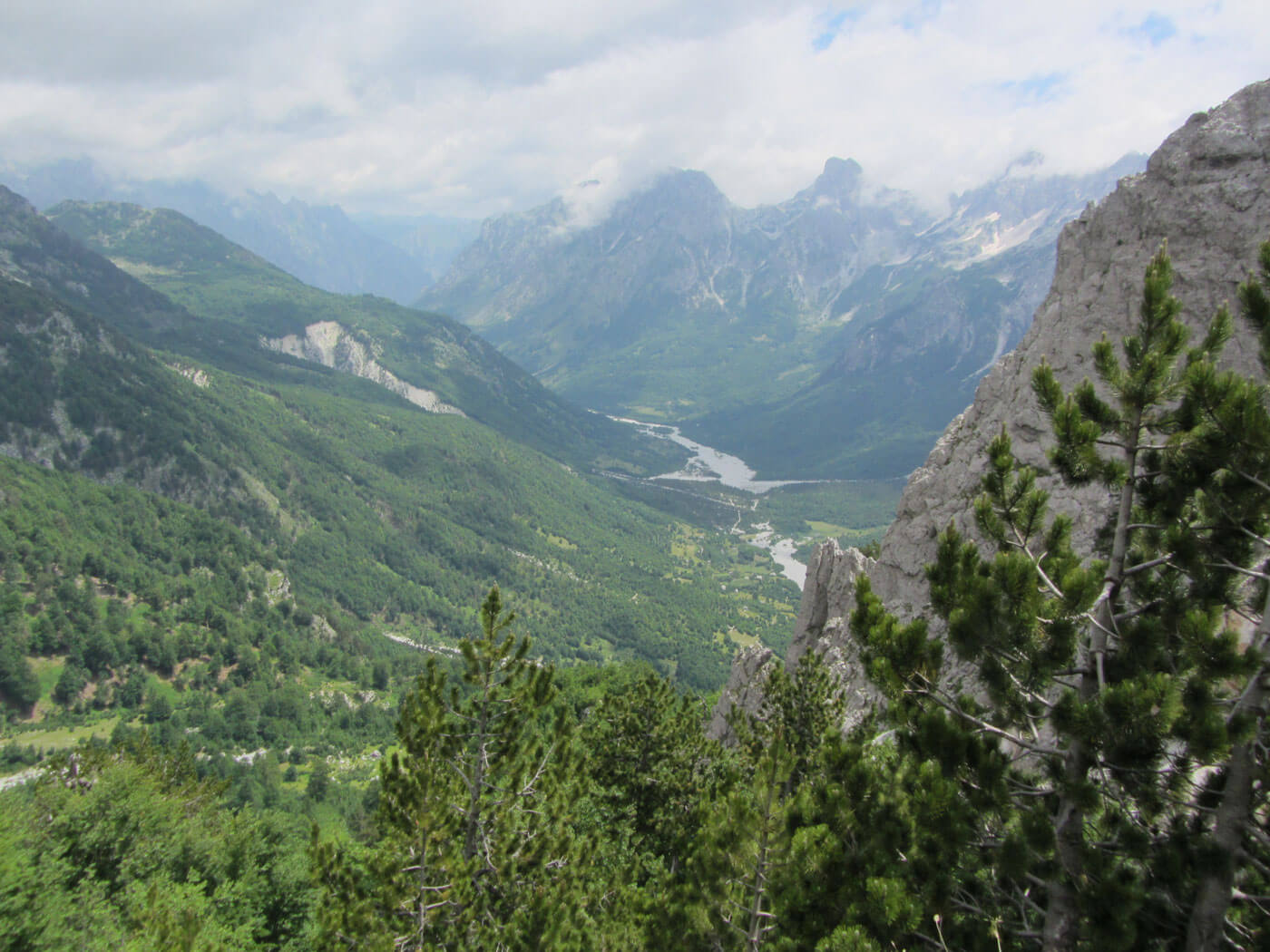 Uitzicht Valbona valley vanaf de pas Valbona-Theth