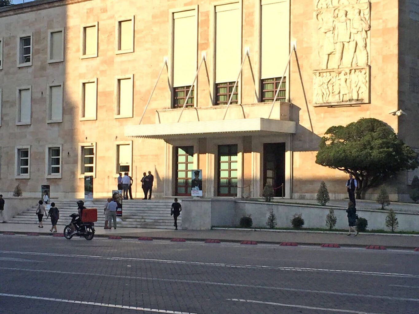 In dit gebouw houdt de premier van Albanië zijn kantoor. Hier is ook het COD gevestigd.