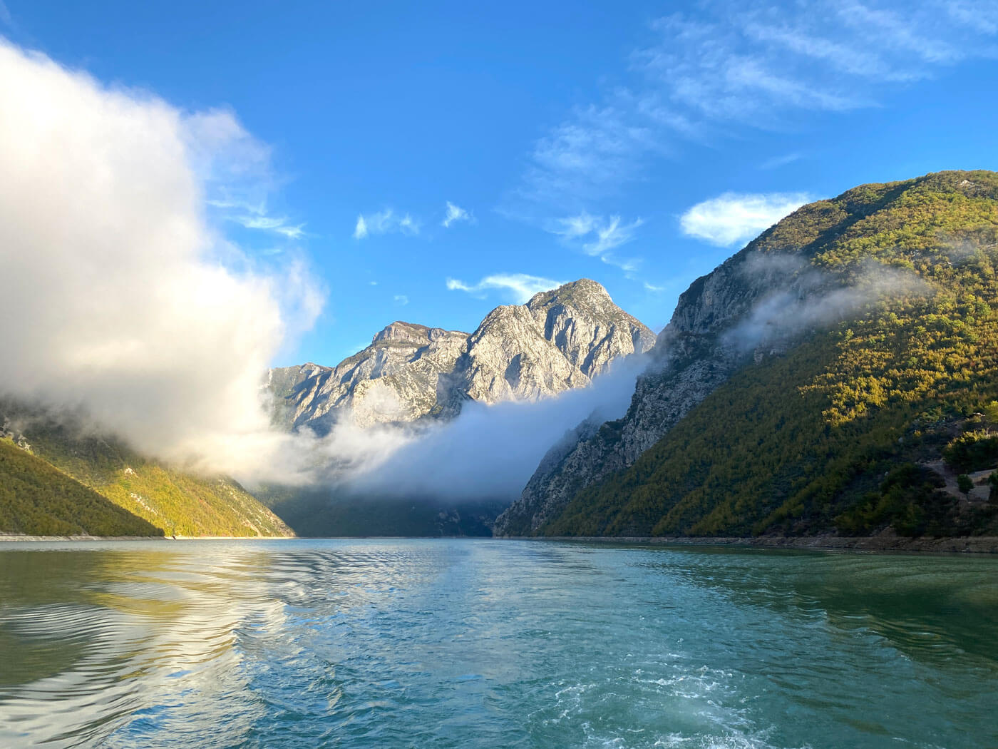 Koman-Fierze-fjorden-boottocht Albanie