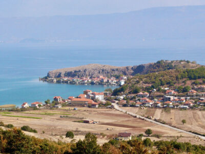 Het pittoreske scheereiland van het vissersdorpje Lin, in Pogradec, Albanië.