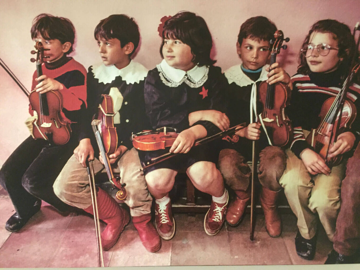 Vioolles op de lagere school in de jarig 80 in Albanië.