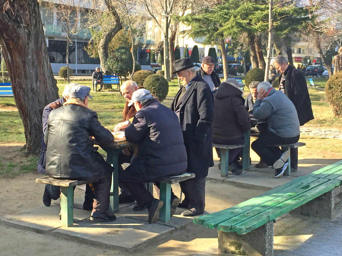 Domino, een spel die leeftijdsgenoten bij elkaar brengt. Pogradec albanie