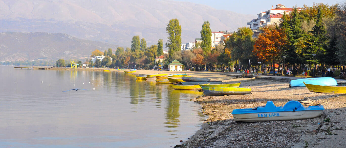 De wandelpromenade in Pogradec.