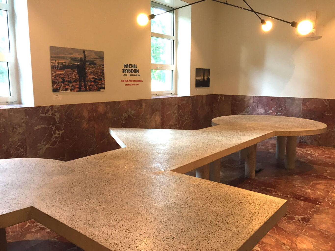 Design tafel in het COD expositieruimte in Tirana.