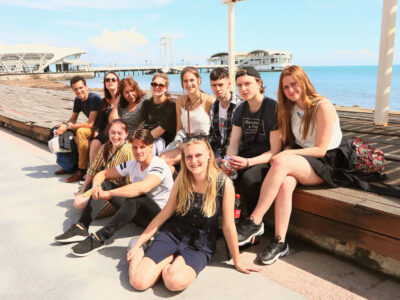 Durres promenade albanie, groepsfoto leerlingen