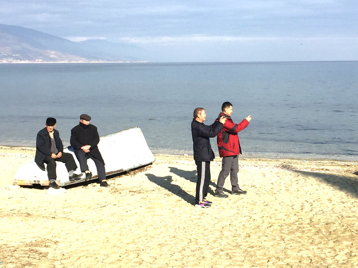 twee albanezen bekijke twee Chinezen die aan het fotograferen zijn.