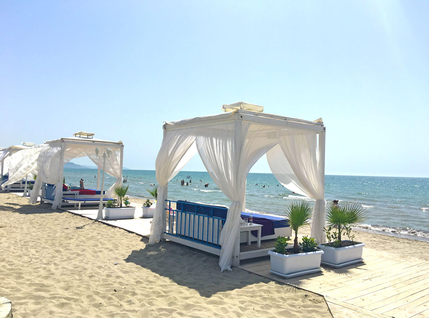 Heerlijk zonnebaden onder zo'n hemelbed in Kavaje, Durres. Albanie