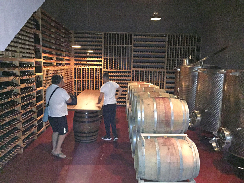 de wijnkelder van kantine Enol 