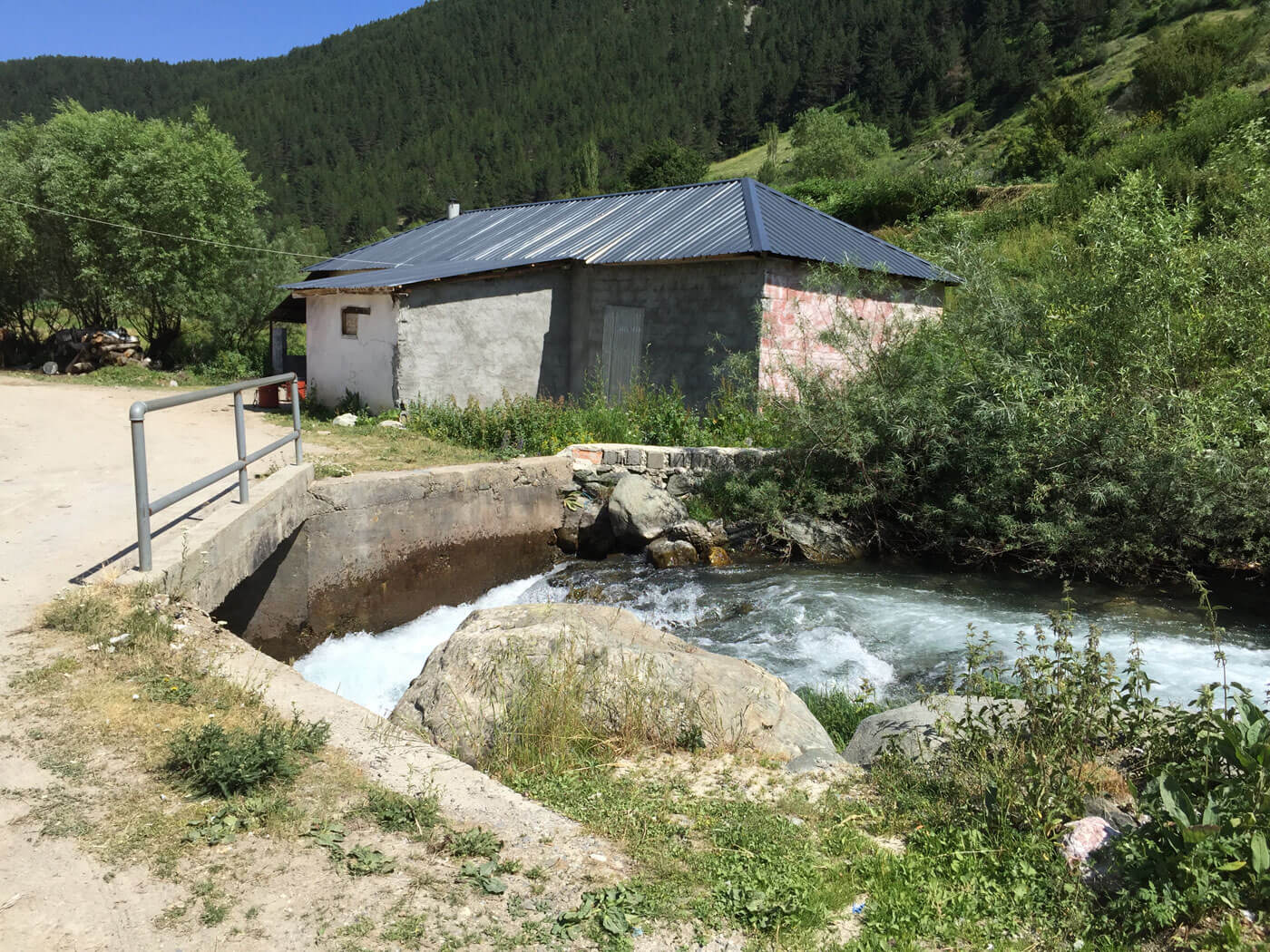 De rivier en kaasmakerij in Radomire.