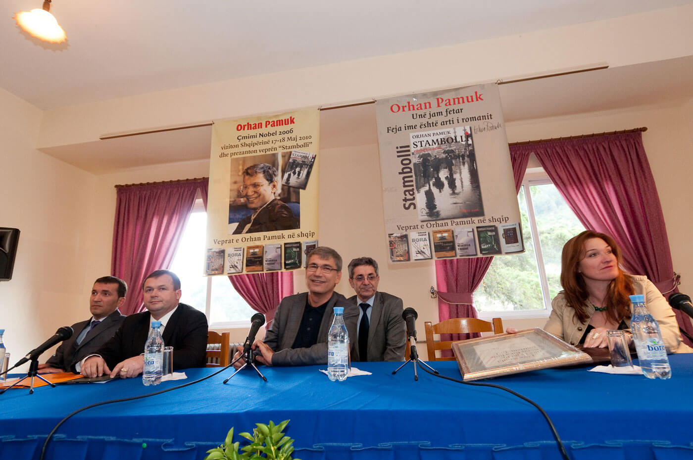 Berat-Bibliotheek-achter-de-tafel