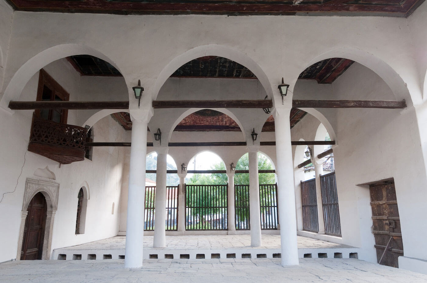 De entree van het Helveti Tekke in Berat.