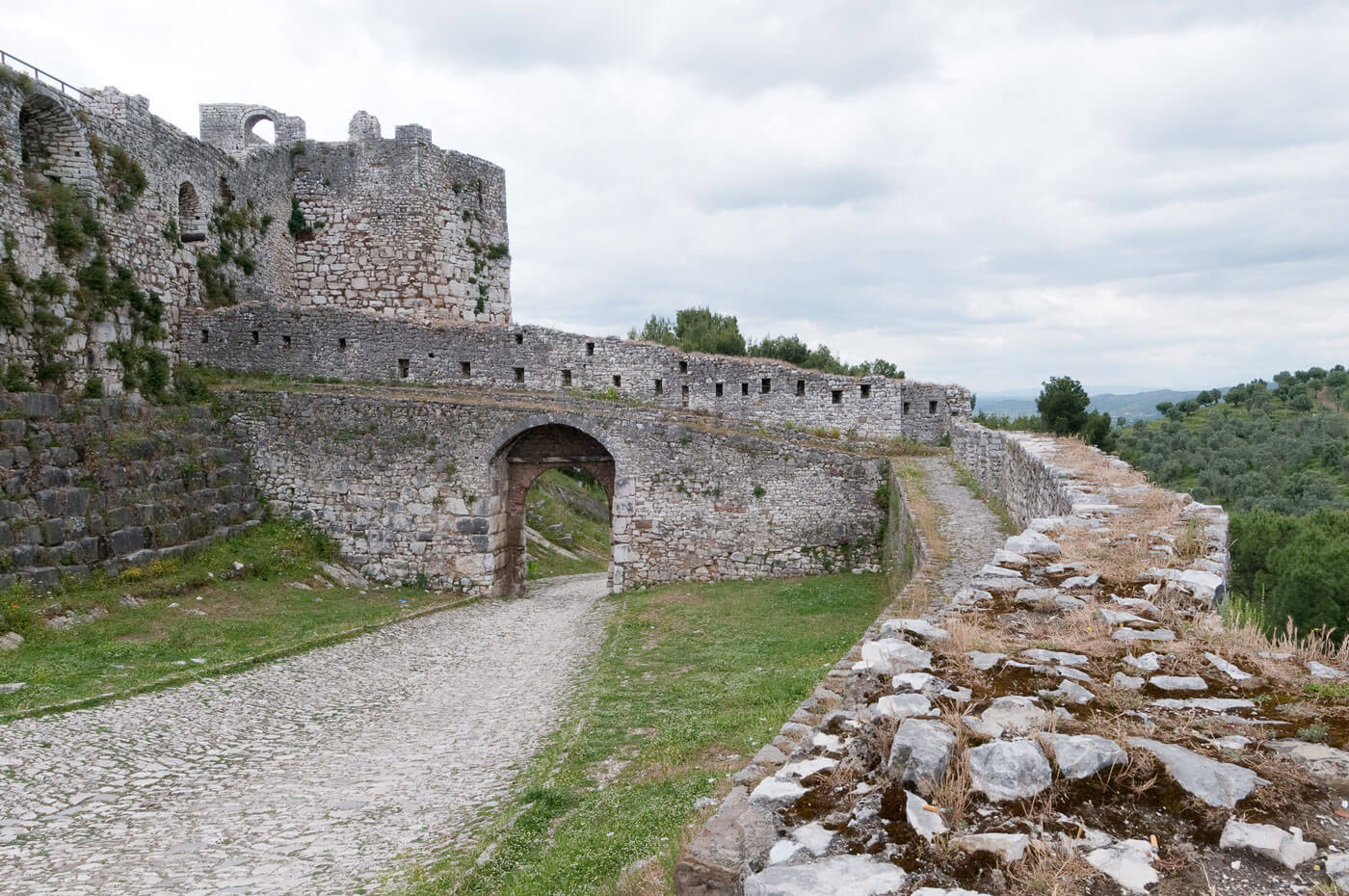 Wandelend richting de Kale van Berat.