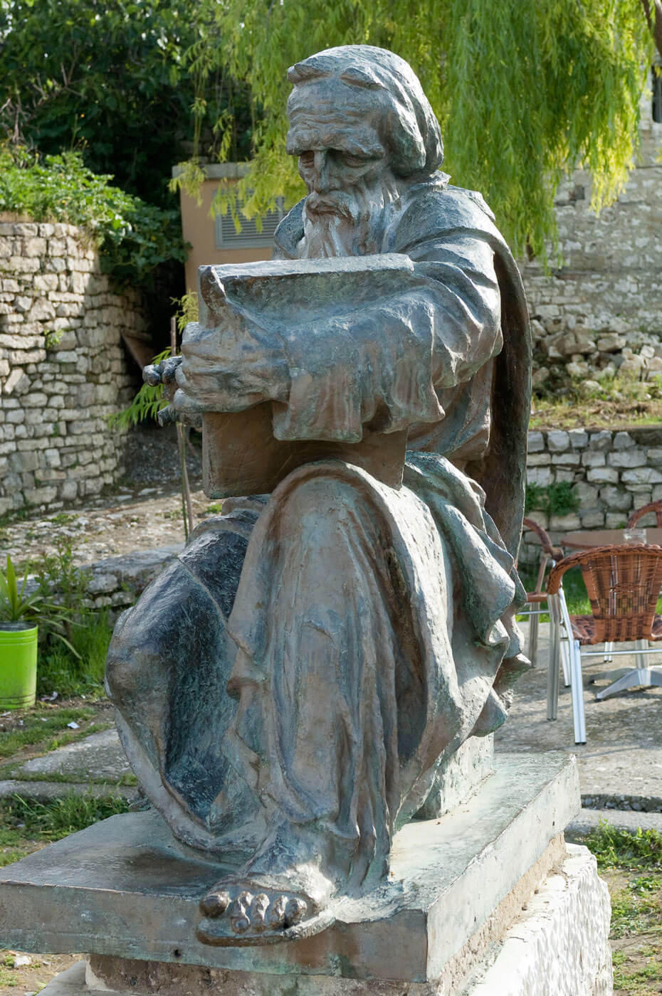 Berat, Kale. Standbeeld van Onufri.