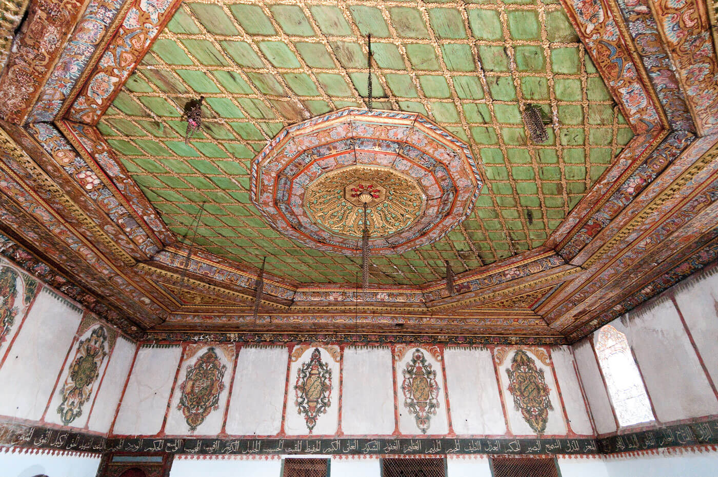 Het houten plafond van het Helvetti Tekke in Berat.