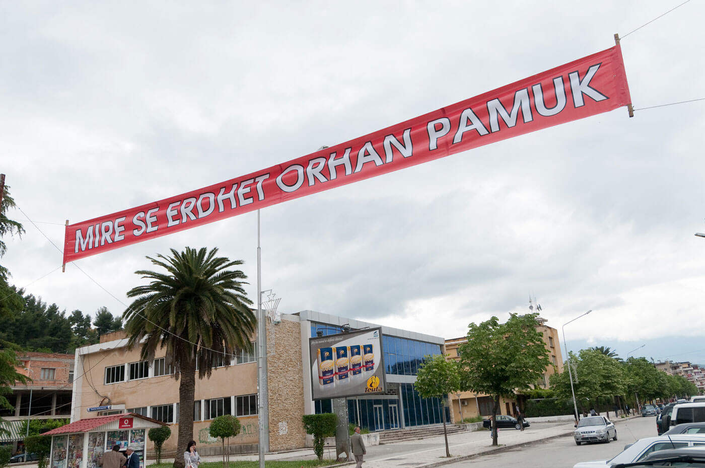 De Turkse schrijver Orhan Pamuk wordt verwelkomd in Berat.