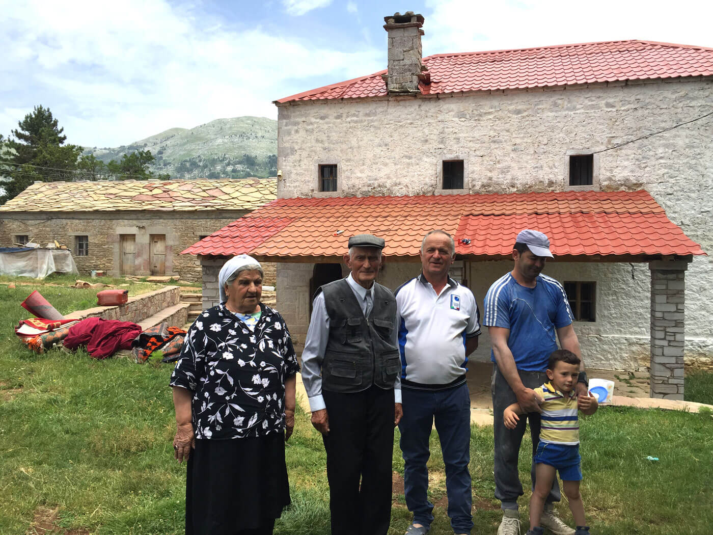 Familie Porja voor hun verbouwde kulla in Albanië.