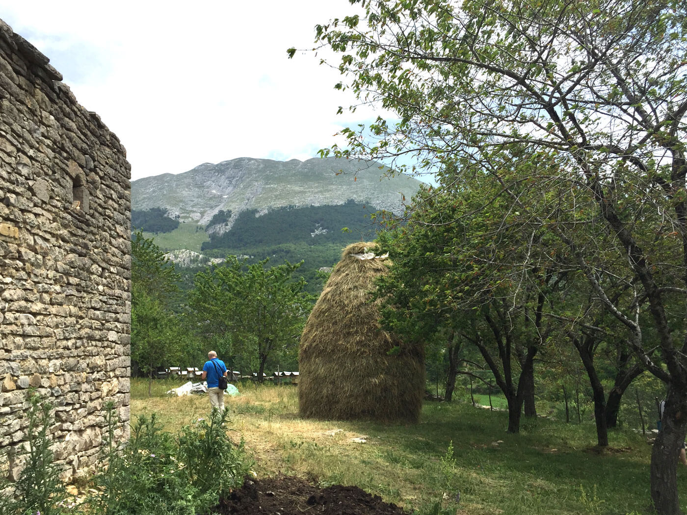 De boerenerf met bijenkasten en hooiberg van de familie Porja.