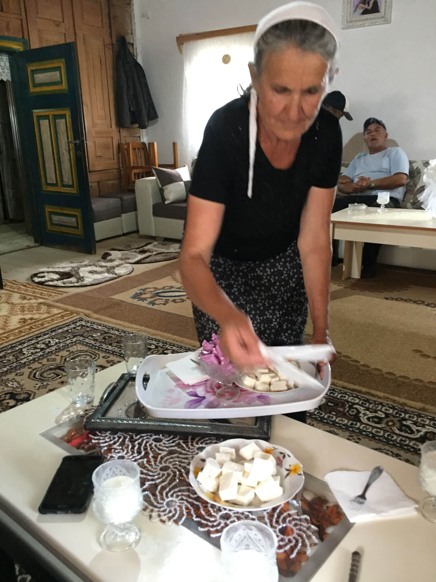 Gastenontvangst met zoetheden, naar Albanese traditie.