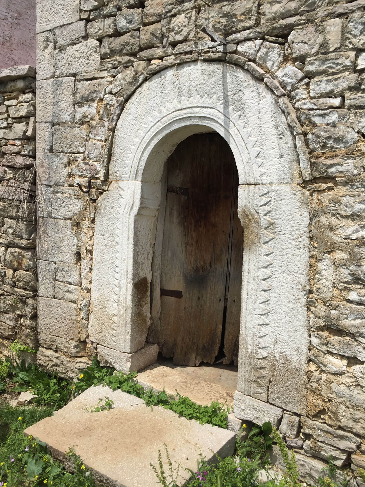 Sucit Entree van stenen ombewoonde kulla, Albanië.