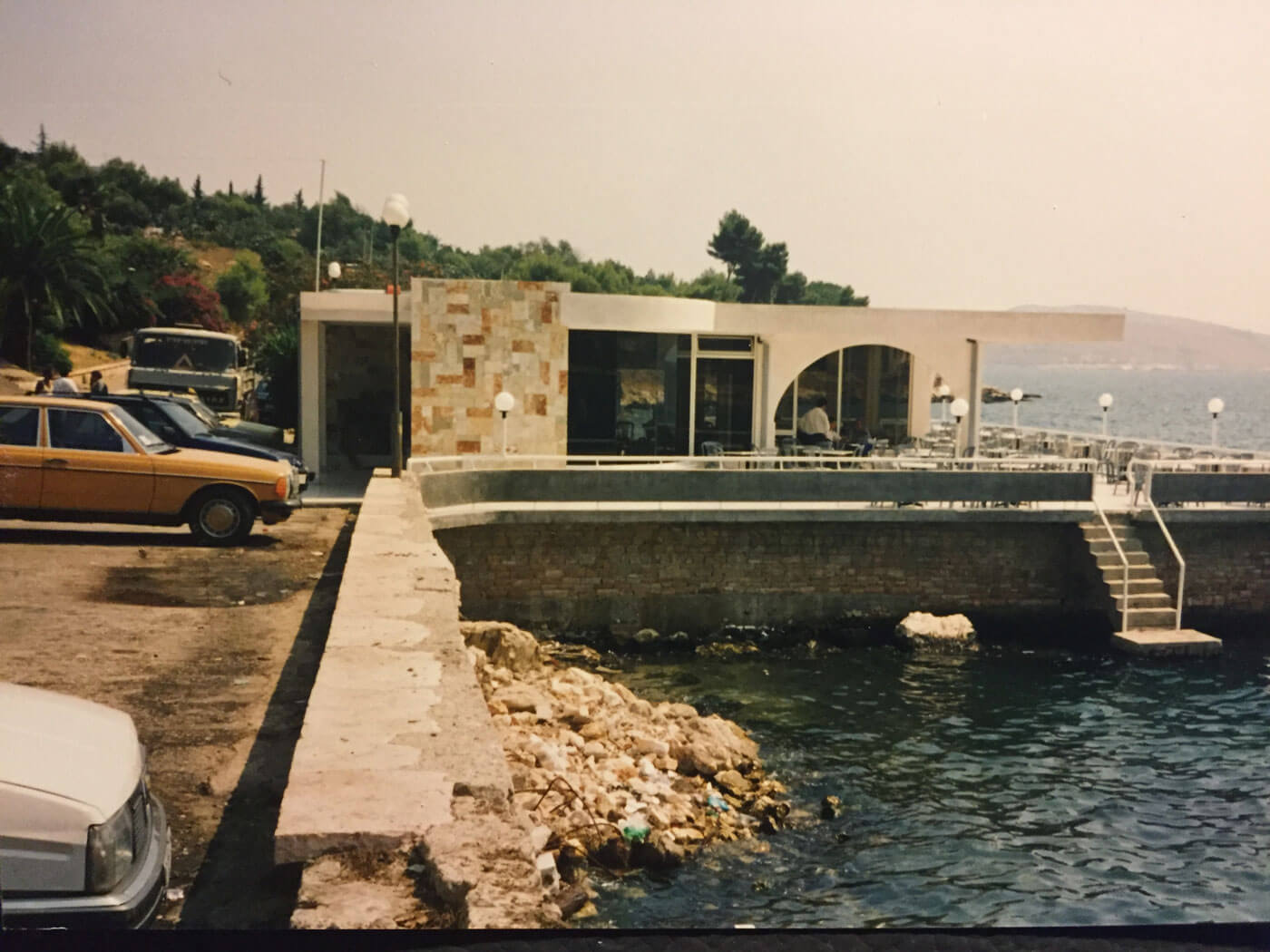 1994-Saranda-Een-van-de-eerste-bars,-tegenover-Hotel-Butrint. Foto: Gerda Mulder