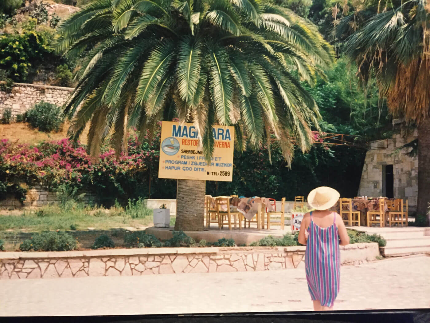 1994-Saranda-Eerste-particuliere-terrasje. Foto: Gerda Mulder