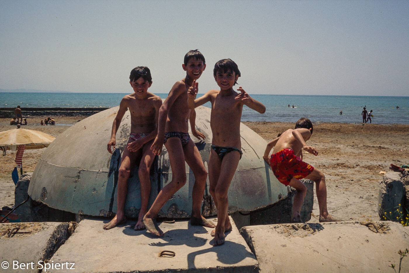 Kinderen spelen bij de bunkers. Foto: Bert Spiertz.