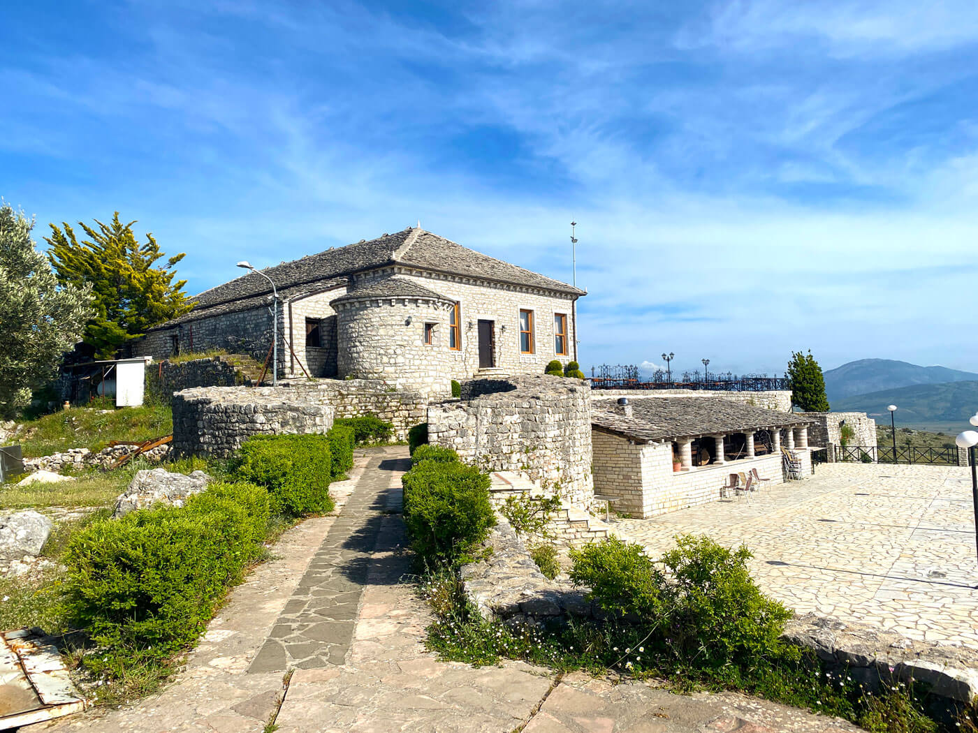 De achterkant van het gebouw van het Lekuresi Kasteel