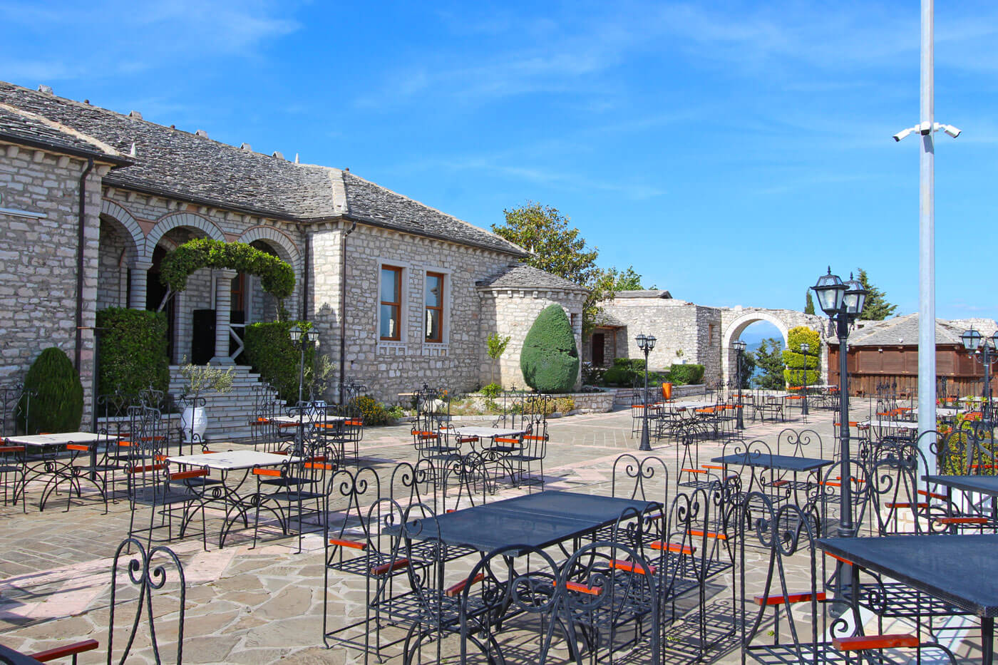 Saranda De voorkant van het gebouw van het Lekuresi Kasteel