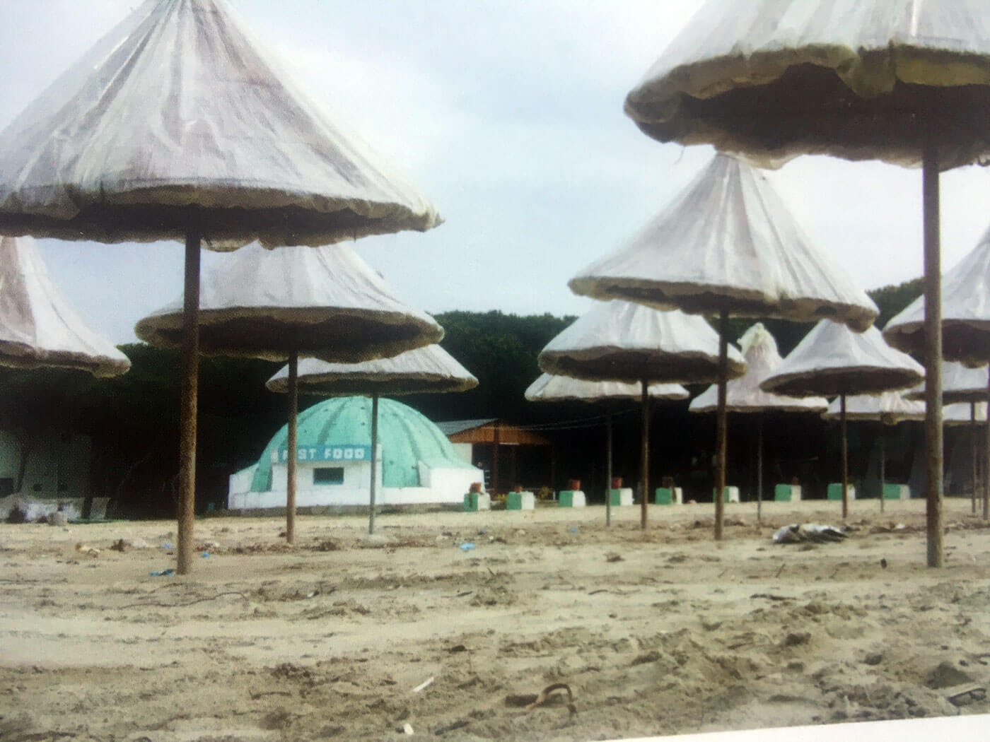 2000-Beach-with-umbrellas-and-bunker
