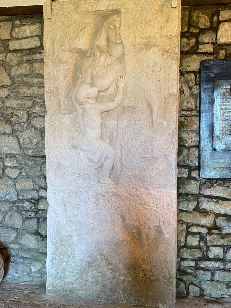 Rozafa-die-haar-jongen-voedt vanuit de muur