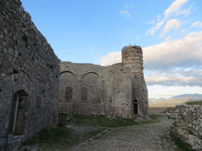 e St Stephan kathedraal die later moskee werd, met minaret.