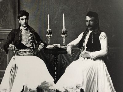 Marubi museum shkodra Myrto Dani en vriend in fustanella foto Kel Marubi