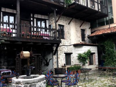 Waterput binnenplaats van Hotel Tradita, Shkodra, Albanie