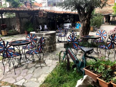 De binnenplaats van hotel Tradita, Shkodra.