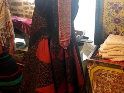 Dames stadsdracht feestkleed in Noord-Albanië