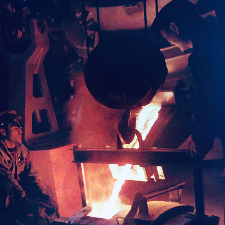 Koper smelten tot draden in Voormalige koperdraad-fabriek in Shkodra, Albanië.