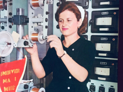 Koperdraad-fabriek-shkodra-albanie-vrouw Voormalige koperdraad-fabriek in Shkodra, Albanië.