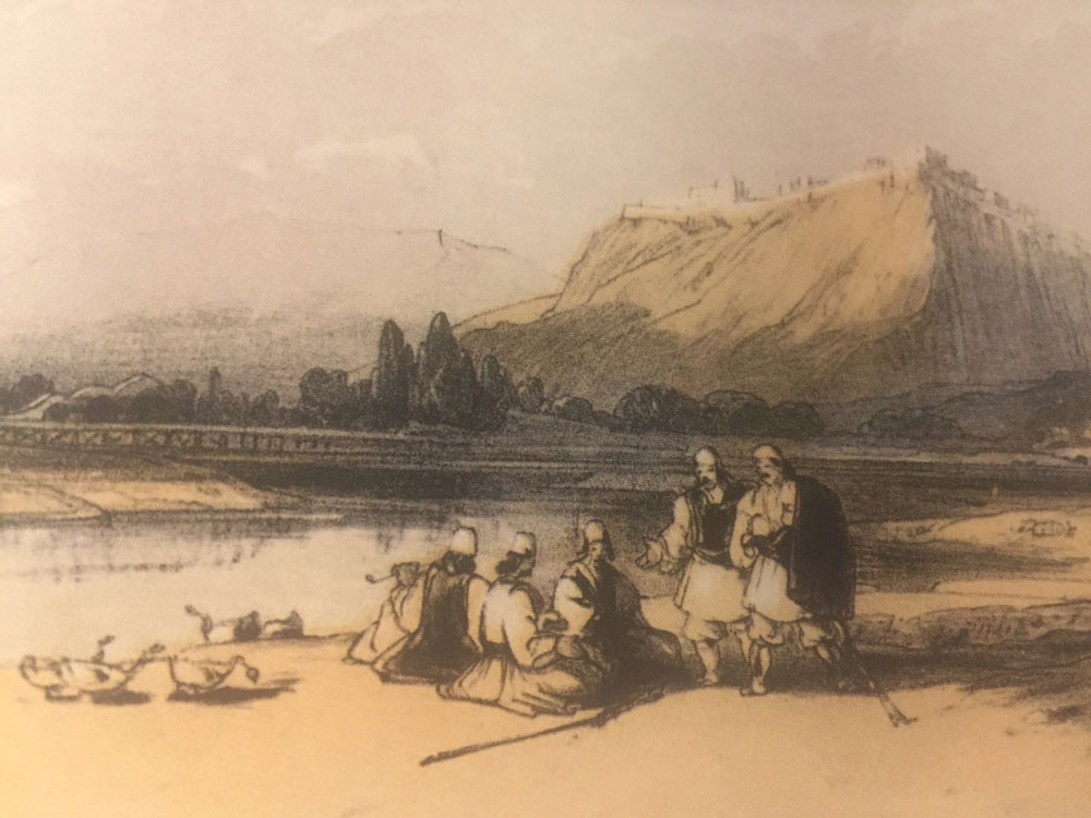 Shkodra (Scutari) in het noorden van Albanië. 4 october 1848. Albanezen zitten gehurkt aan de oevers van de rivier de Drin en roken pijp. Op de achtergrond het fort Rozafa en rechts de loden moskee (1773) in de door overstromingen al verlaten oude stad Shkodra.