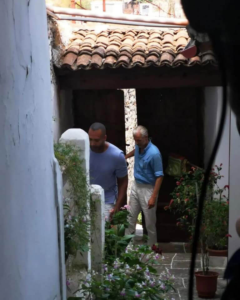 Everon & Arno gaan in hun Berat huis naar binnen.