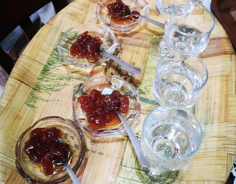 Raki en ingemaakte fruit, tekenen van Albanese gastvrijheid.