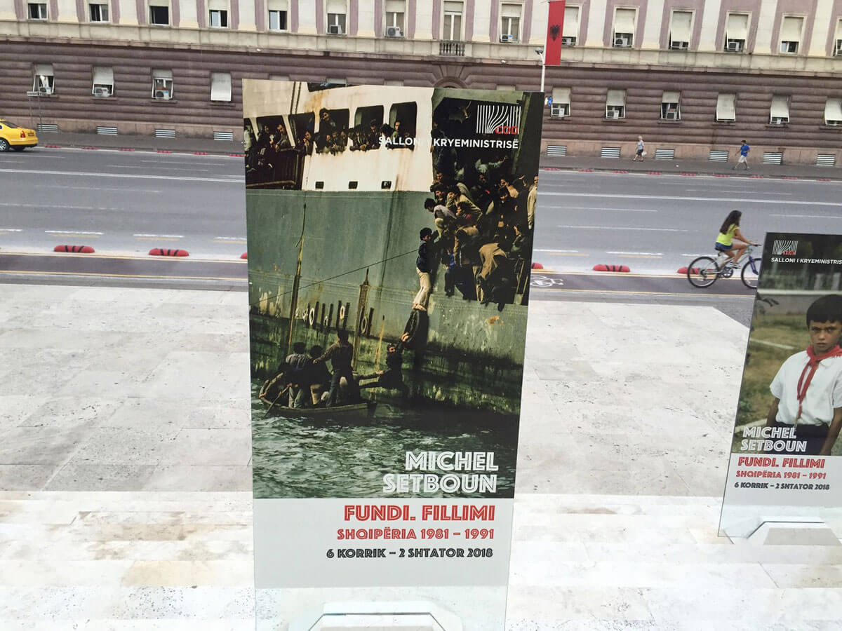 Tentoonstelling in Tirana met beelden van de grote exodus in 1991. Durres