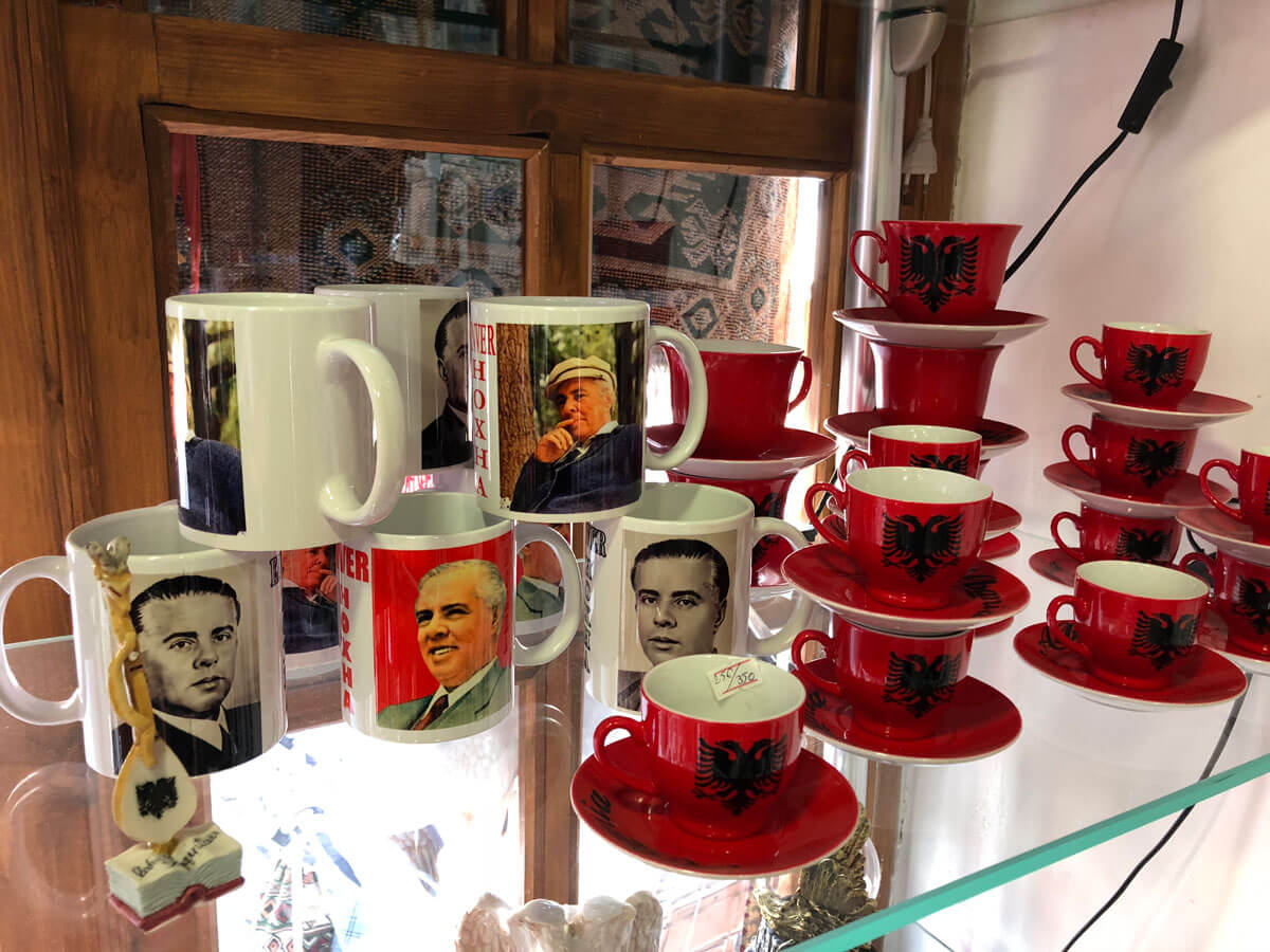 Dit komt u ook tegen, mocht u het beeld van de dictator als souvenir meenemen.