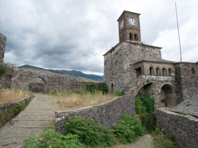 Gjirokastra-Kasteel-en-klokkentoren-HZ