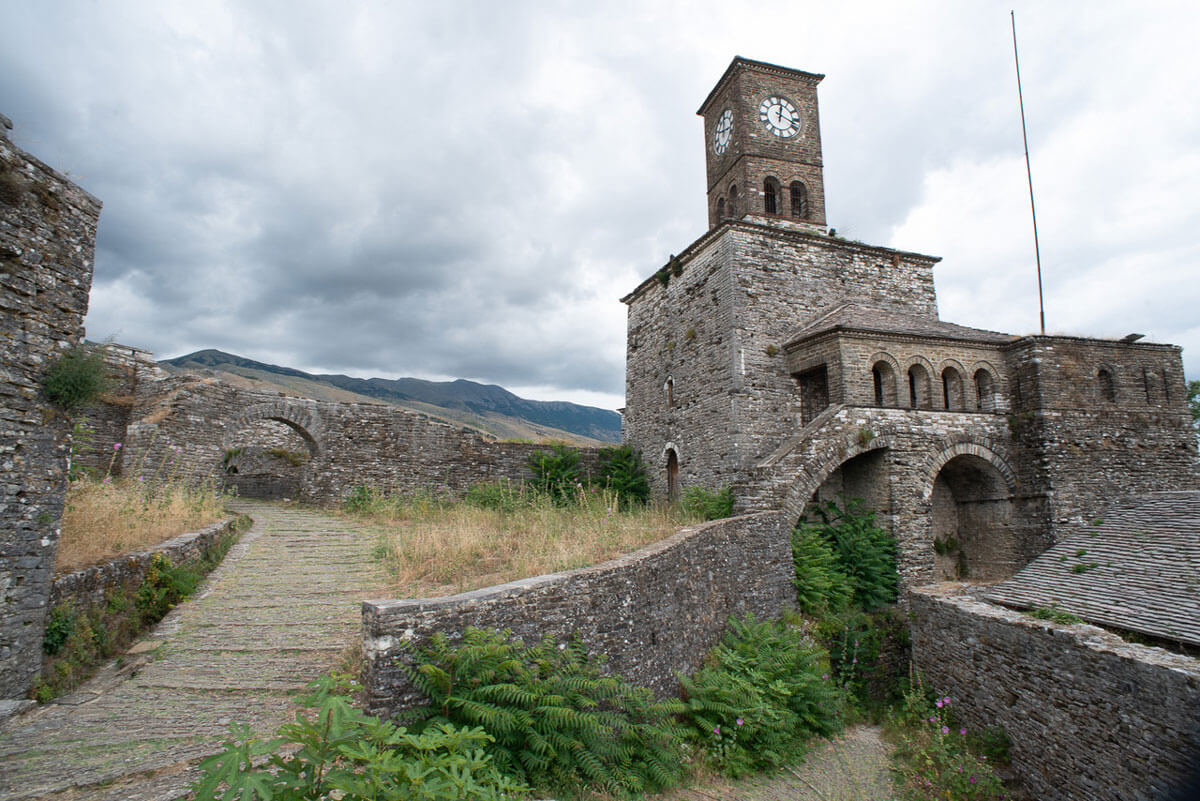 Gjirokastra-Kasteel-en-klokkentoren-HZ